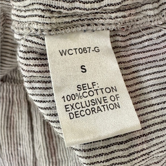 THML, CROP TOP. ROUND NECK, SHORT SLEEVE, EMBROIDERED FLORAL DESIGN. SIZE S - Picture 7 of 7